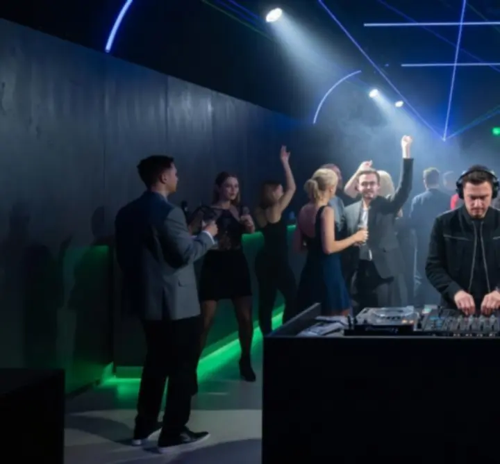 DJ pult és táncoló közönség fényekkel